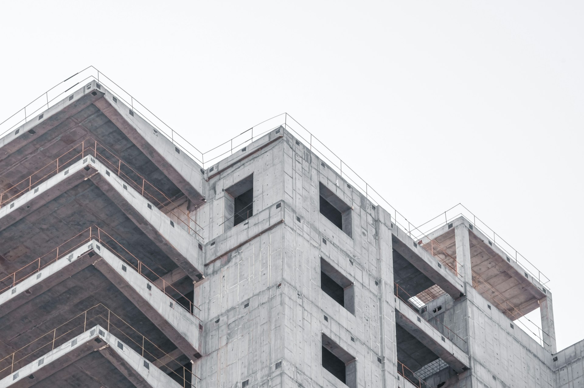 un grand bâtiment avec des échafaudages au sommet